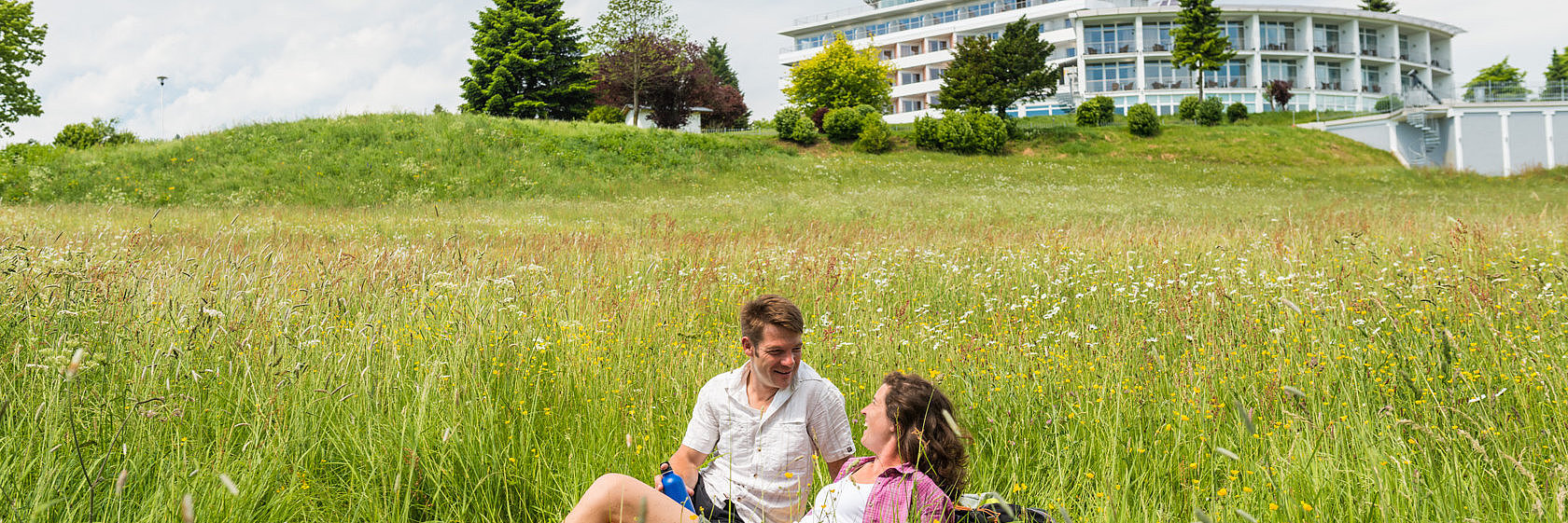 Wiese vor dem Wildpark Hotel